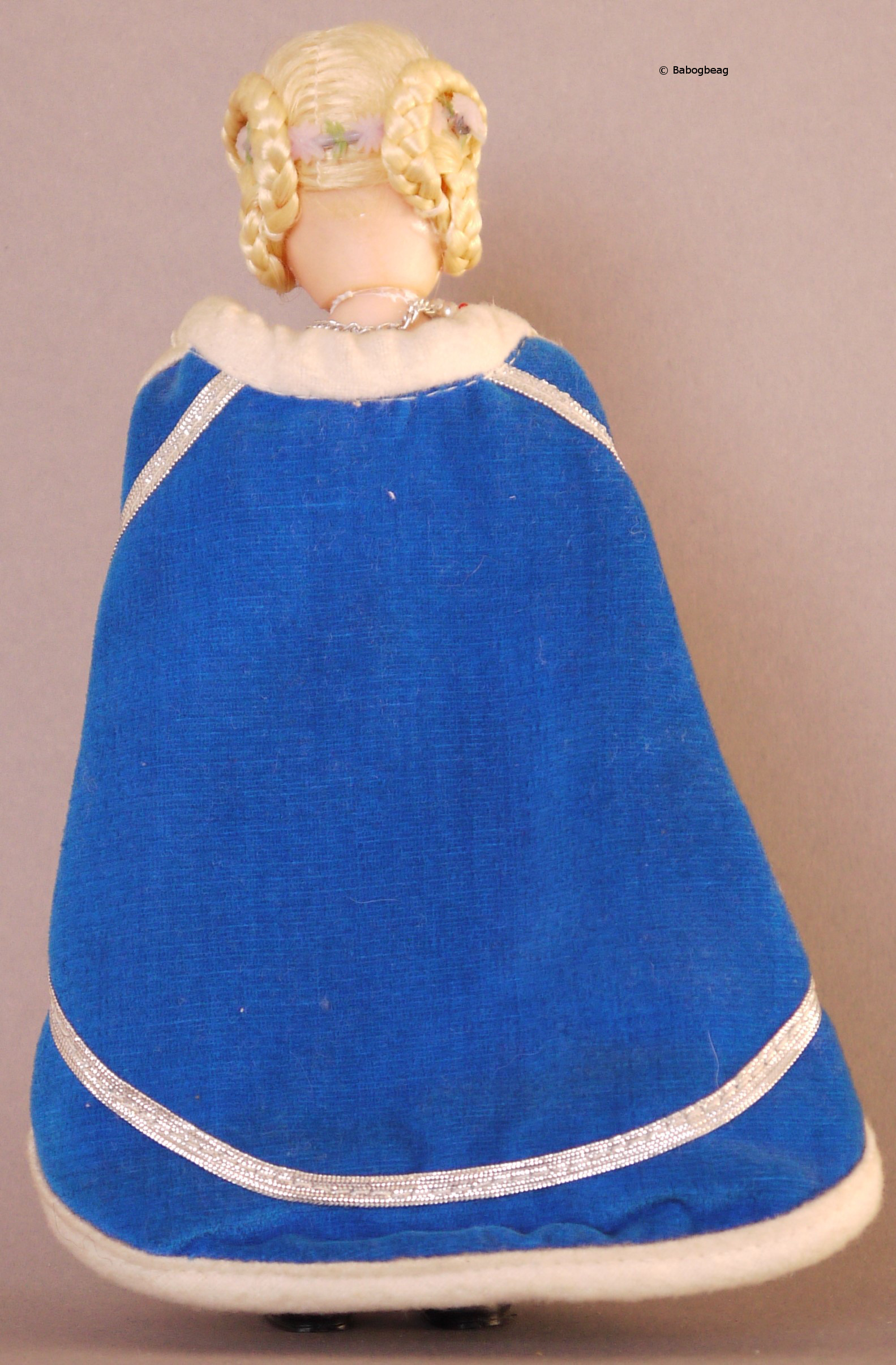 France: Isabella, Queen of France 1370—1435 – National costume dolls
